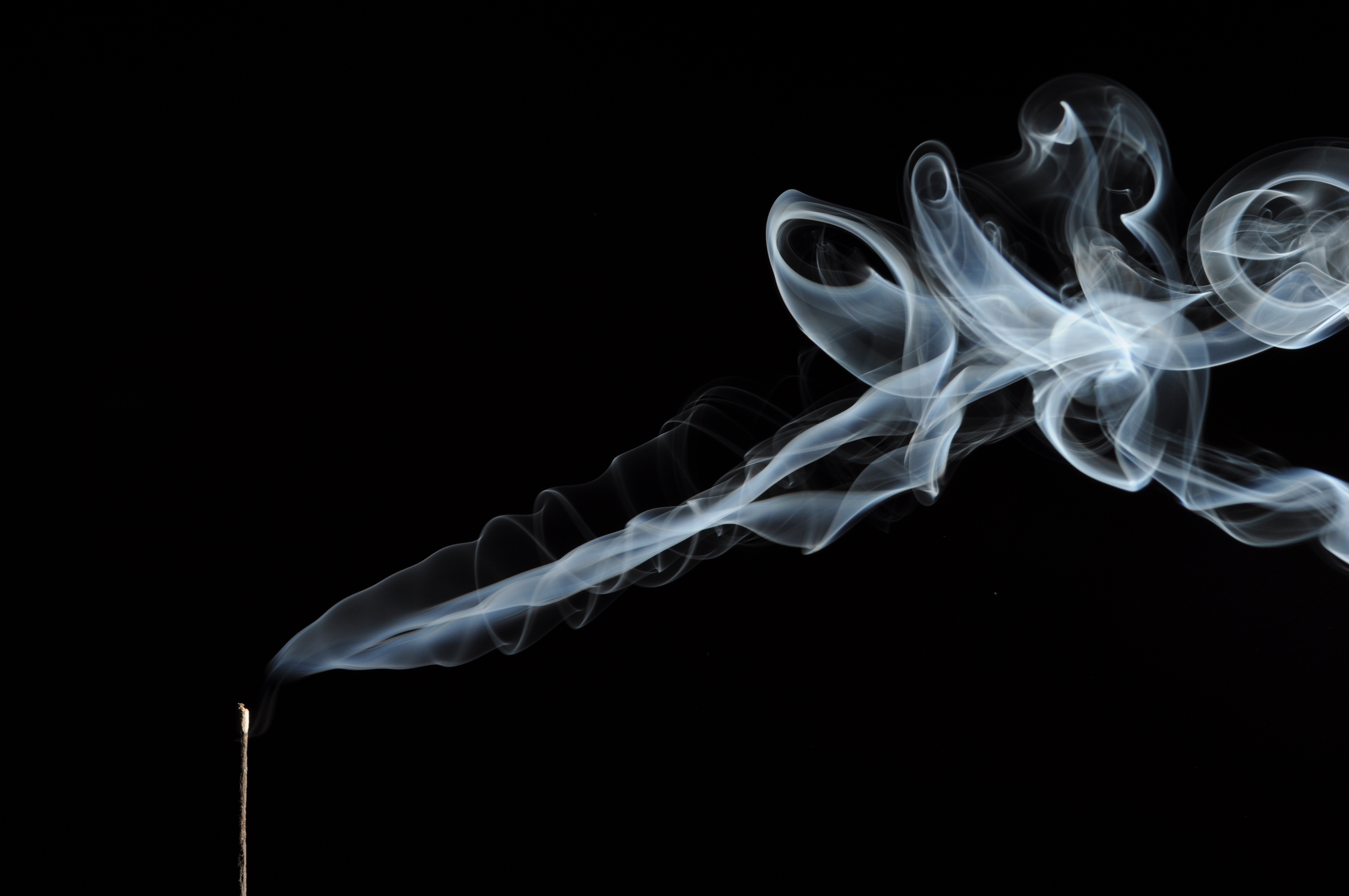 Дым сигарет минус. Сигаретный дым обои. Дым свечи. Дым кривые. Зайчик из дыма.
